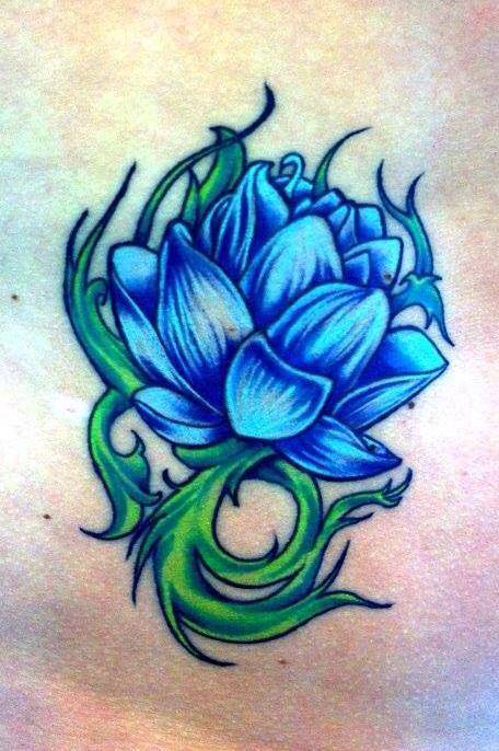 קעקוע פרח כחול קטן